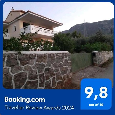 A Modern Farmhouse With Big Garden Τράπεζα Εξωτερικό φωτογραφία