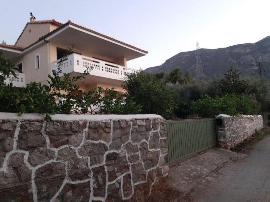 A Modern Farmhouse With Big Garden Τράπεζα Εξωτερικό φωτογραφία