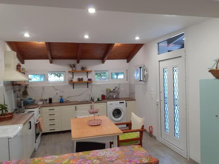 A Modern Farmhouse With Big Garden Τράπεζα Εξωτερικό φωτογραφία