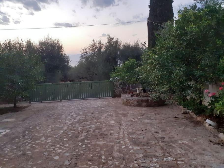 A Modern Farmhouse With Big Garden Τράπεζα Εξωτερικό φωτογραφία