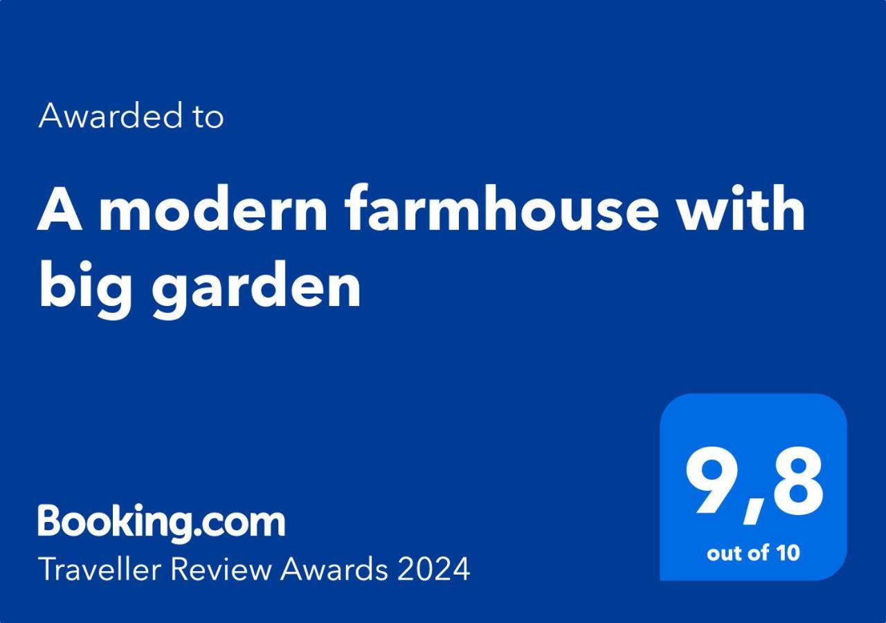 A Modern Farmhouse With Big Garden Τράπεζα Εξωτερικό φωτογραφία